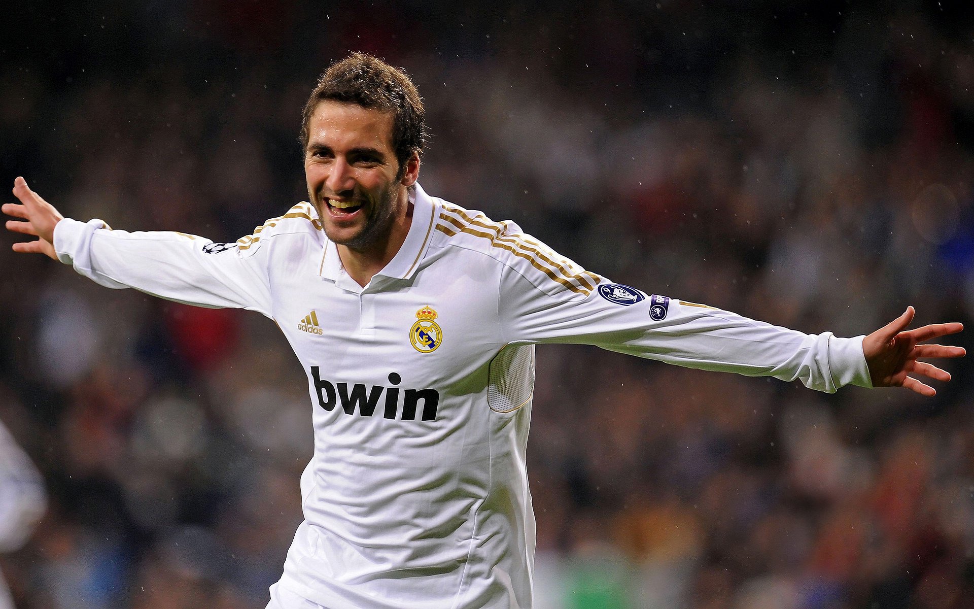 西甲经典对决，比分1-0，决胜球由高效前锋破门，关键数据：射门转化率53%、角球优势明显